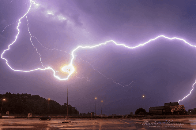 bliksemontlading wolk grond