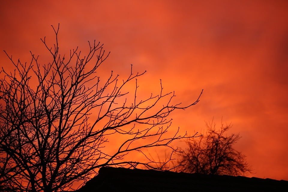 Rode luchten bij zonsopgang