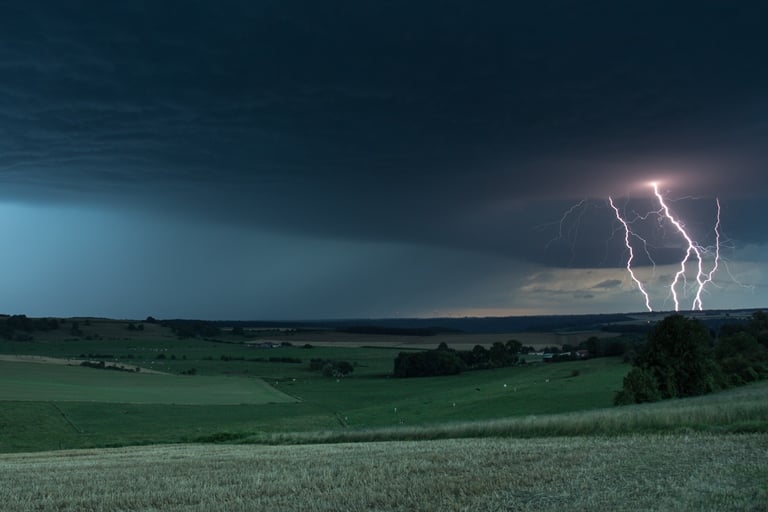 Vertakte cg-bliksem in het heuvellandschap van Saint-Laurent-sur-Othain tijdens het blauwe uur.