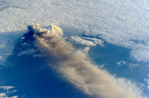 astronauten fotograferen vulkaanuitbarsting Pavlof op 18 mei
