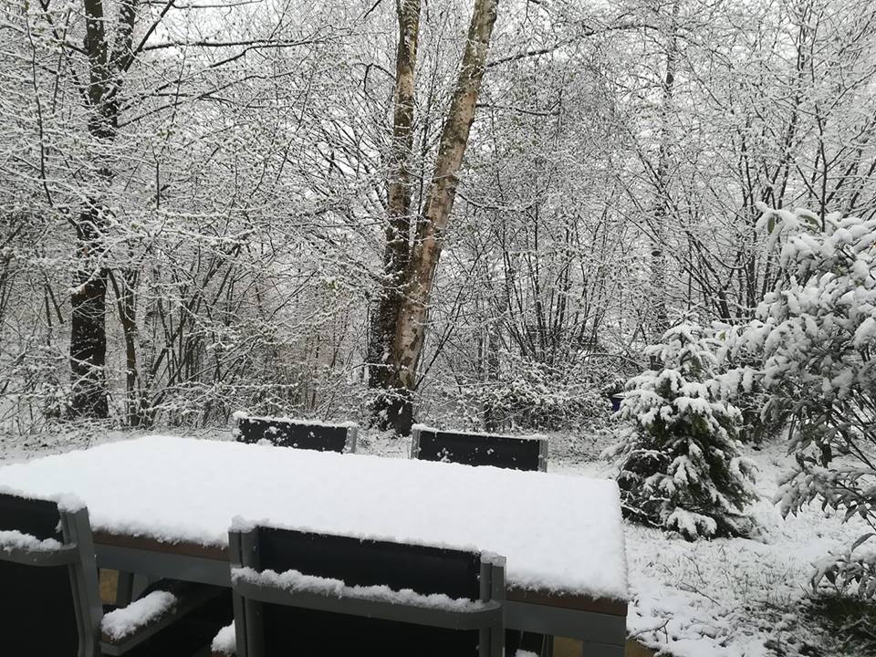 In Vielsalm (BE) kwam het afgelopen weekend tot sneeuw. In totaal kwam het op meerdere locaties in de Ardennen tot een laagje van enkele centimeters dik. Bron: Jill Debecker - Facebookpagina NoodweerBenelux